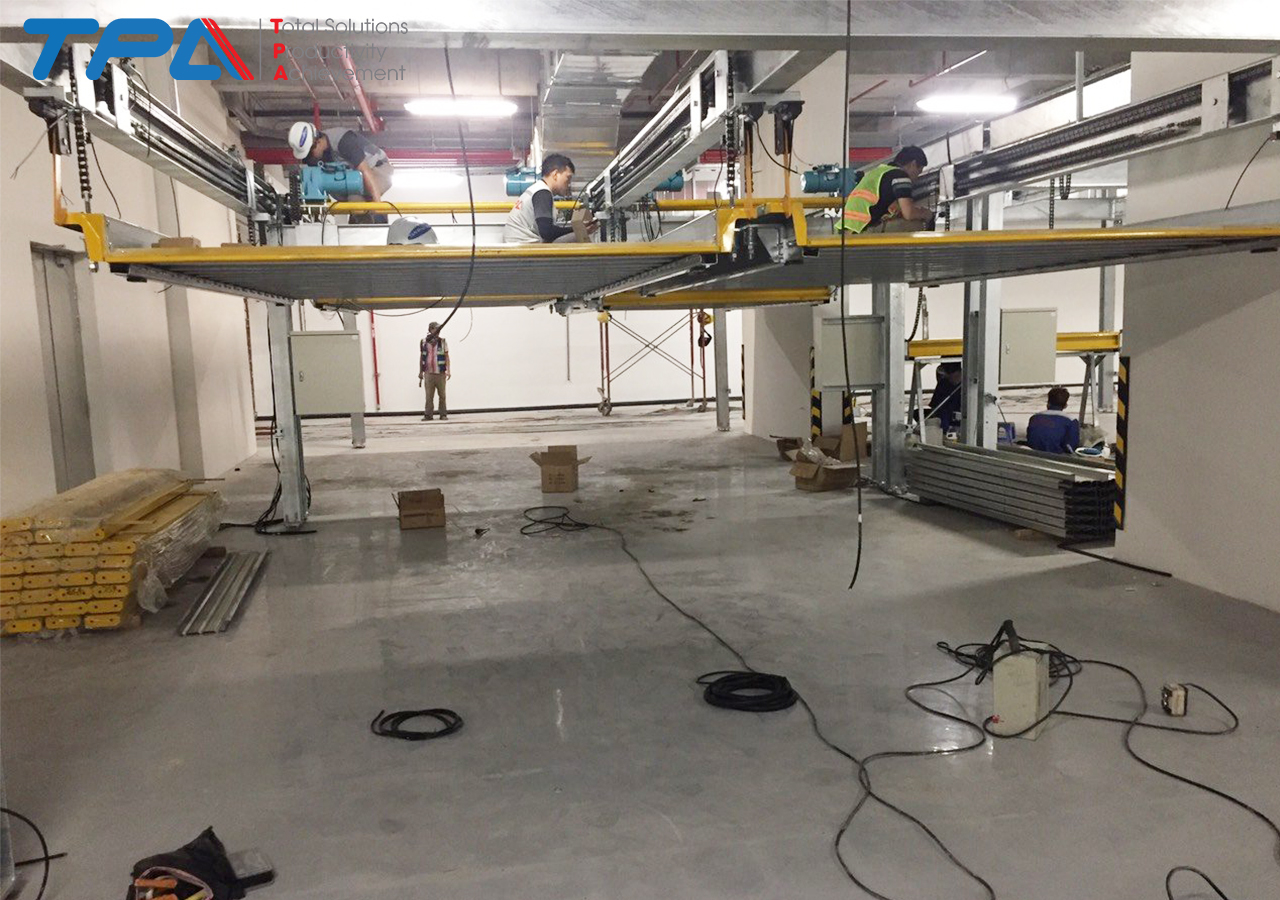 Công nhân và kĩ sư TPA tiến hành lắp đặt hệ thống đỗ xe tự động tại tổ hợp Metropole Thủ Thiểm