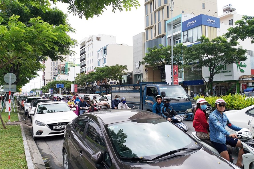 Đỗ xe lề đường gây tắc nghẽn tại Đà Nẵng