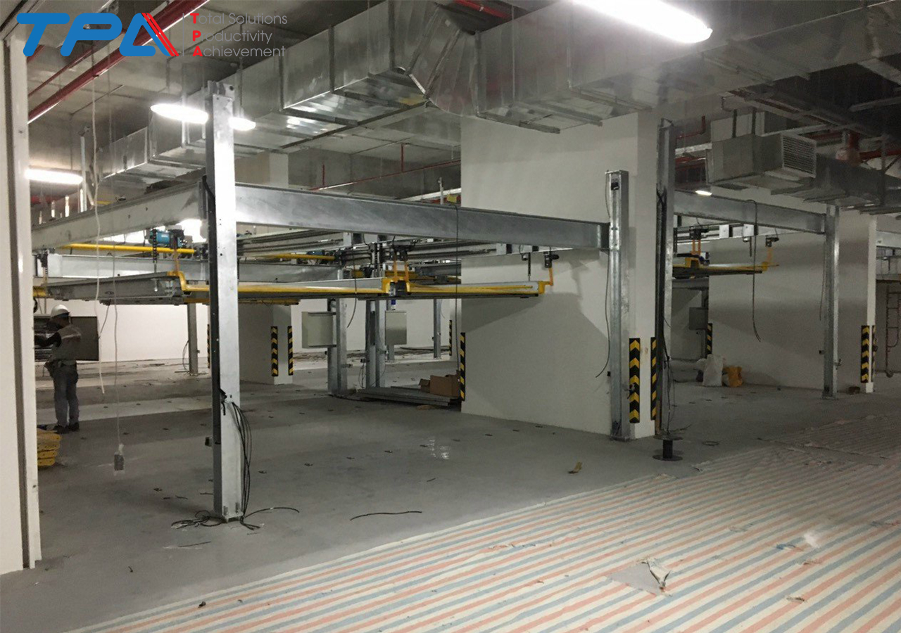 Công nhân và kĩ sư TPA tiến hành lắp đặt hệ thống đỗ xe tự động tại tổ hợp Metropole Thủ Thiểm
